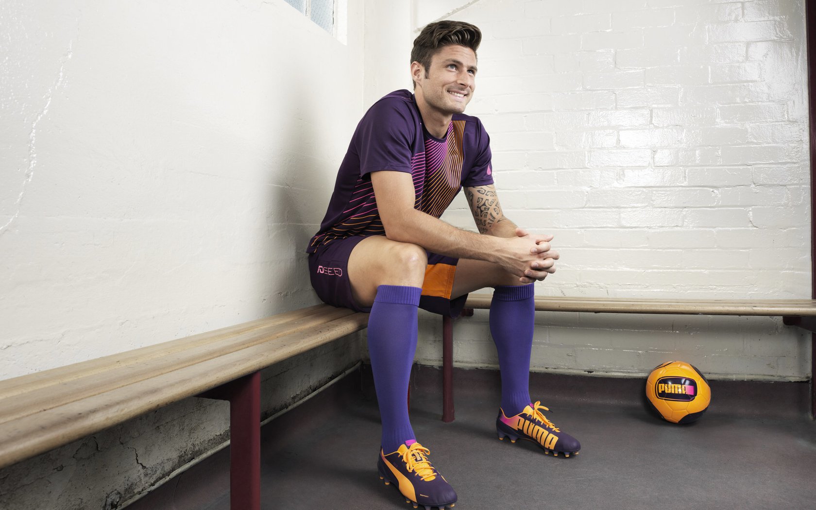 紧张足球比赛中球队表现出色，势如破竹，足球比赛正在紧张地进行修改病句